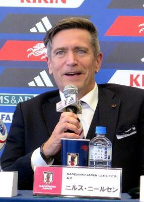 記者会見するサッカー女子日本代表「なでしこジャパン」のニールセン監督=12日、東京都内