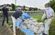 台風号の接近に備え、宇都宮市では職員らが土のう作りや配布に追われた。市都市基盤保全センターでは約人が１２００個を準備。市姿川地区市民センターでは受け取りに来た住民に渡す土のうを職員たちが運んでいた＝30日午前９時25分、宇都宮市西川田町