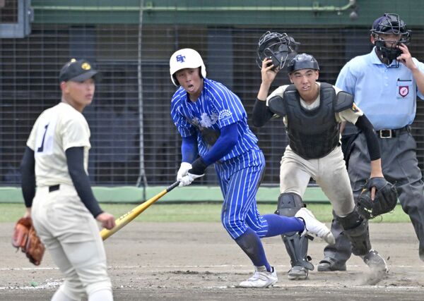 延長10回タイブレーク、青藍泰斗の鈴木が適時打を放つ。捕手は作新・大村、投手は斎藤＝エイジェックスタジアム、磯真奈美撮影
