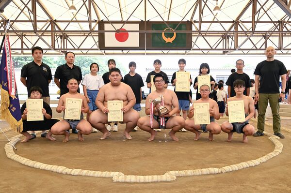 相撲団体優勝の若草。前列右から３人目は個人優勝の直江