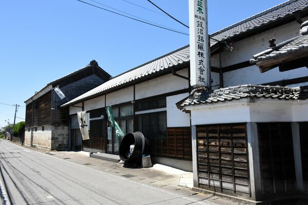 お酒試飲と民俗芸能を楽しむ「酒蔵集合！その二」が開かれた飯沼銘醸＝５月30日、栃木市