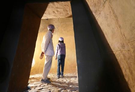 　武蔵府中熊野神社古墳の石室復元展示室＝東京都府中市