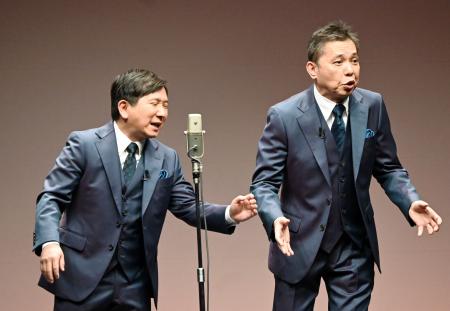 　「爆笑問題」の田中裕二（左）と太田光＝東京都内