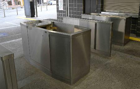 　大師前駅に現在も残る集改札ボックス