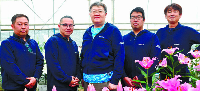 宇都宮のユリ「ミヤリリー」を栽培する５人。左から須藤さん、岩上さん、天谷さん、渡辺さん、小池さん