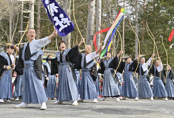 かけ声とともに矢を放つ弓道関係者=4日午前10時45分、日光市中宮祠