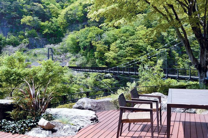 新緑と川と橋の絶景を見ながら足湯カフェでのんびり