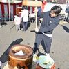 ２度の延期乗り越え「よいしょ！」　 烏山駅前で２自治会合同の餅つきに250人