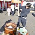 ２度の延期乗り越え「よいしょ！」　 烏山駅前で２自治会合同の餅つきに250人