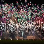 秋の宵に咲く２万発の“幻想の花”　小山・思川で花火大会　熱中症対策で９…
