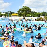 10年ぶり来場者18万人超え　50周年の一万人プール　猛暑が後押し