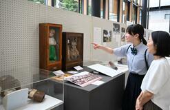 「青い目の人形」市内の２体並ぶ