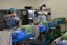 学校給食配膳、体験を
