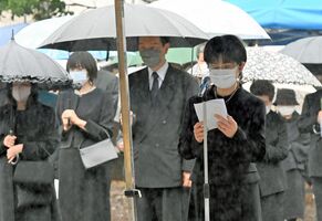 那須雪崩事故の合同追悼式で遺族代表として追悼の辞を述べる毛塚さん＝26日午前10時５分、大田原高