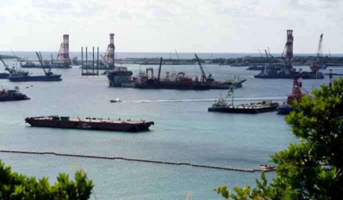 米軍普天間飛行場の移設に向けた工事が進む、沖縄県名護市辺野古沖の大浦湾=24日午前