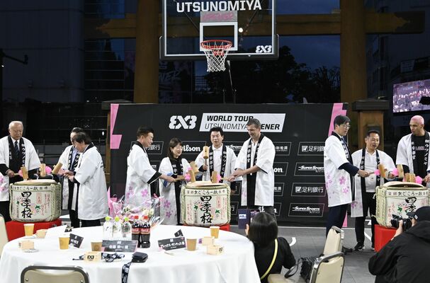 鏡開きなどを行ったオープニングセレモニー＝25日午後、宇都宮市馬場通り４丁目