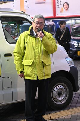 候補者の応援をする維新の中司幹事長＝３日午後、宇都宮市