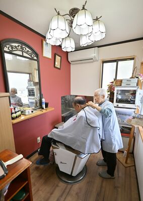 昨年11月の１０８歳の誕生日に仕事場に立った箱石さん＝那珂川町谷川、杉浦崇仁撮影