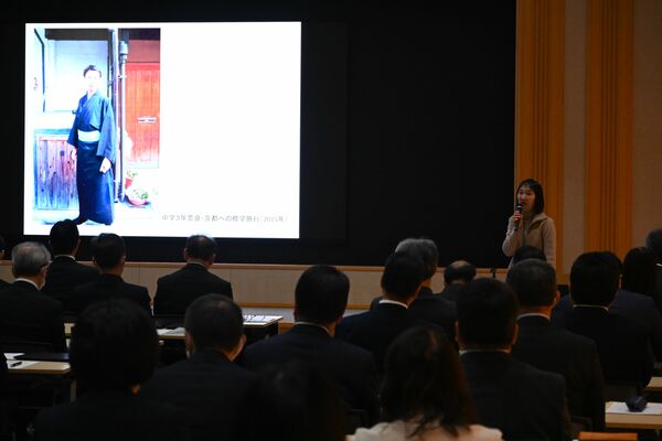 県立学校長会議で講話する高瀬晶子さん＝21日午前、県庁東館講堂