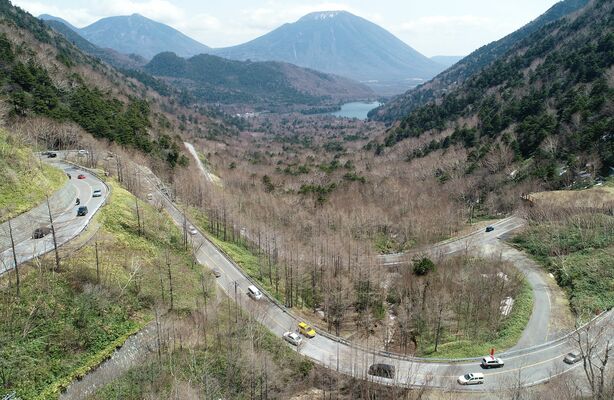 冬季閉鎖が解除された金精道路＝25日午後０時10分、日光市湯元、ドローンから