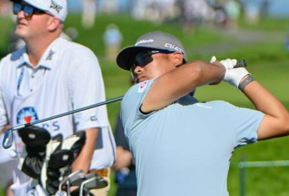 　第３ラウンド、３番でショットを放つ久常涼。通算１３アンダーで３位＝トーリーパインズＧＣ（共同）