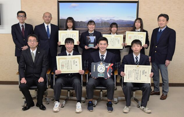 斎藤市長（前列左端）に受賞の喜びを報告する生徒ら