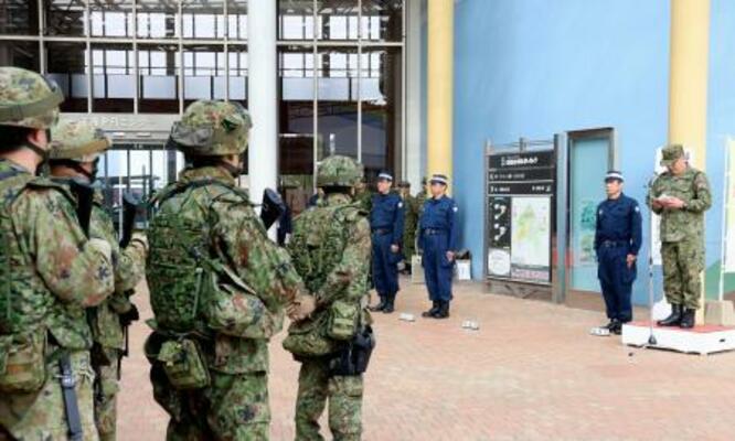 九州電力玄海原発の周辺で行われた、県警、陸自、海保の3者による共同実動訓練の開始式=17日午後、佐賀県玄海町