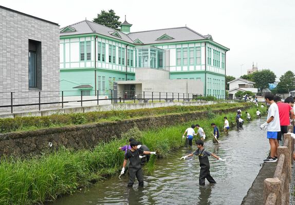 県庁堀を清掃する生徒たち