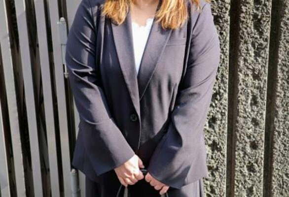 取材に応じる、死亡したペット斎場の従業員の妻=17日午後、長崎地裁前