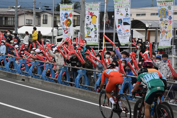 自転車ロードレースの選手たちを沿道から応援する子どもたち＝９日午前、那須町役場前