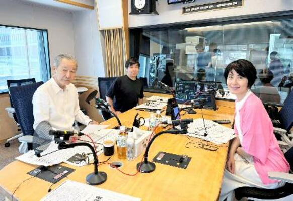 スタジオの大竹まこと(左)と小島慶子(右)=東京都内((C)文化放送)