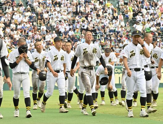 ８強進出を逃し、悔し涙とともにベンチへと引き揚げる石橋ナイン＝16日午後４時15分、甲子園球場