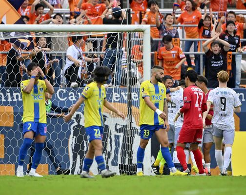 後半29分、同点に追い付かれ肩を落とす栃木ＳＣの選手ら＝県グリーンスタジアム