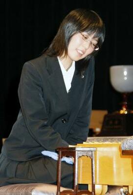 　２００８年、将棋の倉敷藤花戦で初タイトルを獲得した福間香奈女流六冠（当時は里見香奈女流二段）＝岡山県倉敷市