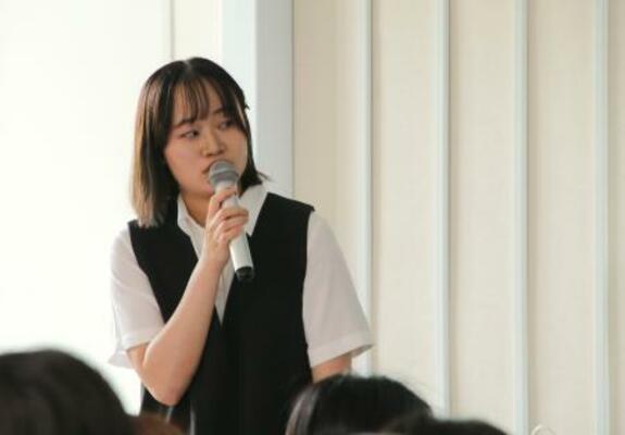 パラオの戦争遺構を訪れた報告をする弘前大の野村杏奈さん=18日午後、青森県弘前市