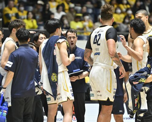 第４クオーター１分、ビデオ判定の間にプレーを確認するコロネル監督（中央）ら