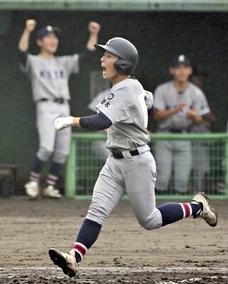 ４回、宇北・田代の中越え適時二塁打で二走の野中が生還＝とちぎ木の花