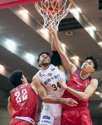 第３クオーター、ダンクシュートを決めるブレックスのジェレット（中央）＝千葉市の千葉ポートアリーナ
