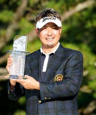 　通算１３アンダーで優勝し、トロフィーを手にする塚田よおすけ＝フェニックスＣＣ