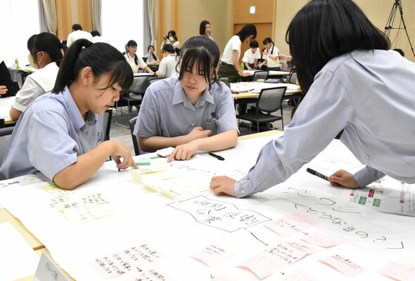男女共同参画社会の実現に向け、課題を話し合う生徒たち＝４日午後、県庁東館
