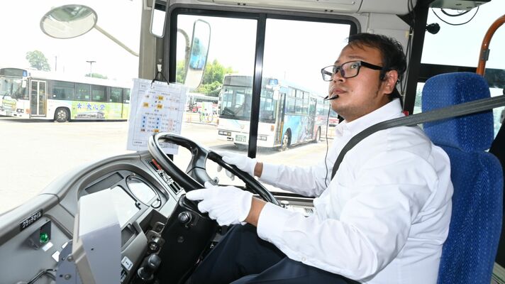 特定技能のバス運転手として本格デビューしたアウンさん=14日午前、宇都宮市
