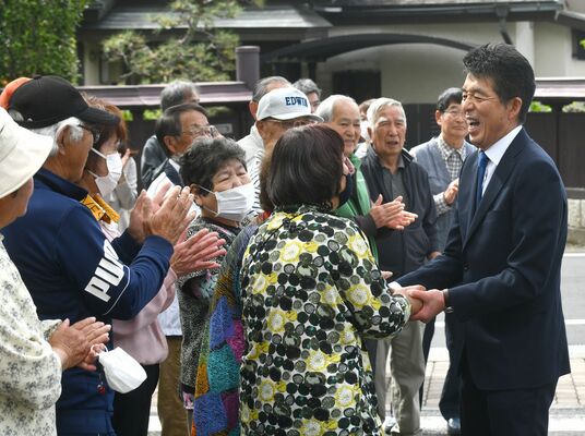 大勢の市民に出迎えられる中村市長
