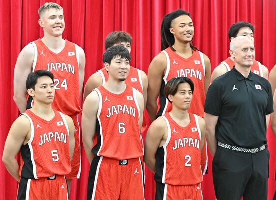 記者会見でパリ五輪への意気込みを述べた比江島（前列左から２人目）＝味の素ナショナルトレーニングセンター