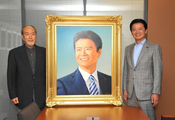 描いた肖像画を玄葉元外相（右）本人に披露した大輪さん