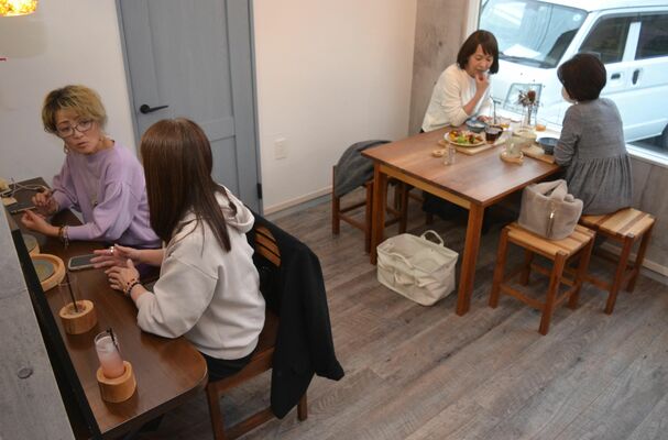 女性客でにぎわう店内