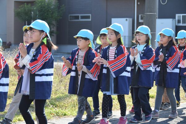 防火を呼びかける園児ら