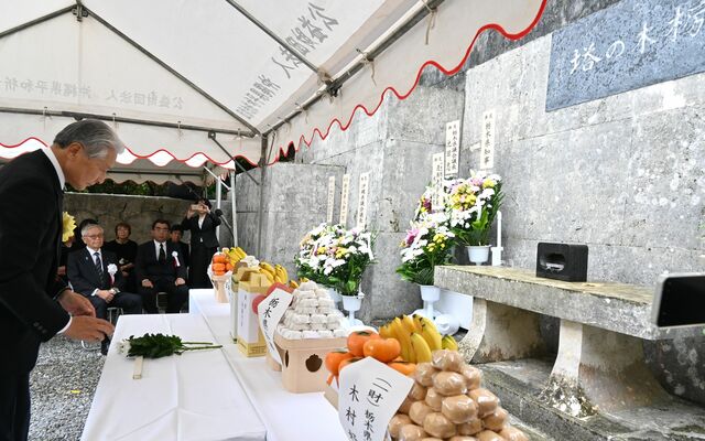 「栃木の塔」の前に設けられた祭壇に献花する福田知事(左)=10日午前、沖縄県糸満市摩文仁