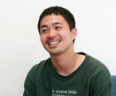 インタビューに答える眞名子新