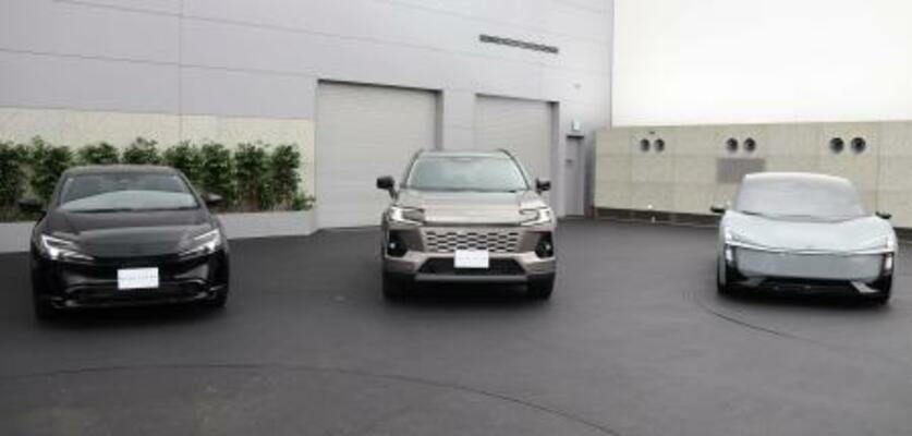 　「ハンマーヘッド」のデザインを採用したトヨタ自動車の「プリウス」（左）や「ＲＡＶ４」（中央）