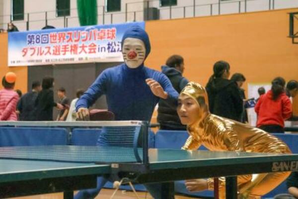 　松江市で開かれた「世界スリッパ卓球ダブルス選手権」＝１４日午前